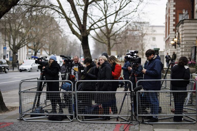 Miembros de los medios de comunicación se encuentran frente al hospital privado London Clinic, donde la Princesa Catalina de Gales de Gran Bretaña se está recuperando de una cirugía abdominal planificada en Londres, Gran Bretaña, el 17 de enero de 2024. (EFE/EPA/TOLGA AKMEN)
