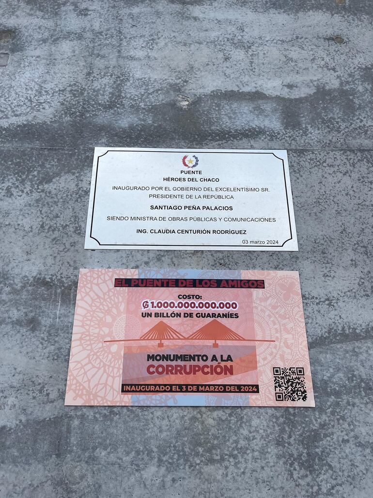 Placa colocada por el concejal Pablo Callizo (PPQ), debajo de la puesta por el Gobierno durante la inauguración del cruce. (Fuente: X).