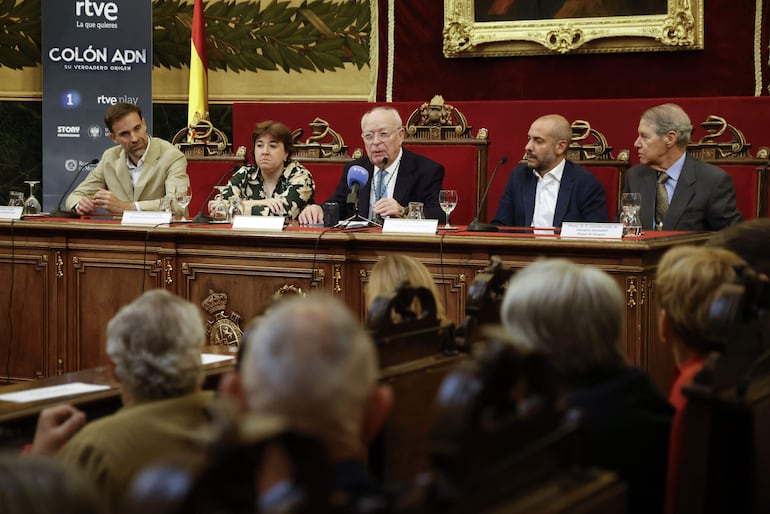 De izqda. a dcha., Regis Francisco López, director de Story Producciones, Concepción Cascajosa, presidenta interina de RTVE, Eduardo Díaz-Rubio, presidente de la Real Academia Nacional de Medicina de España (RANME), José Pastor, director de Ficción de RTVE, y el empresario Cristóbal Colón de Carvajal y Gorosábel, un descendiente directo del histórico navegante Cristóbal Colón, durante la presentación este jueves del documental 'Colón ADN. Su verdadero origen', que este sábado 12 de octubre, día que se conmemora la llegada de Colón a tierras americanas, emitirá RTVE, y en el que se confirma, de forma definitiva, que los huesos de Cristóbal Colón enterrados en la Catedral de Sevilla (sur de España) pertenecen efectivamente al navegante. Los resultados científicos, “completos y detallados” de la investigación en la que se ha basado la película documental sobre el origen de Colón que será emitida el 12 de octubre en RTVE serán dados a conocer en la Universidad española de Granada el próximo noviembre una vez concluya el análisis de investigadores y expertos.