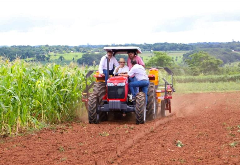 
El ministro de Agricultura acompañado de miembros del comité beneficiado, realizó una prueba de siembra en la chacra del señor Isidoro Rodas. 