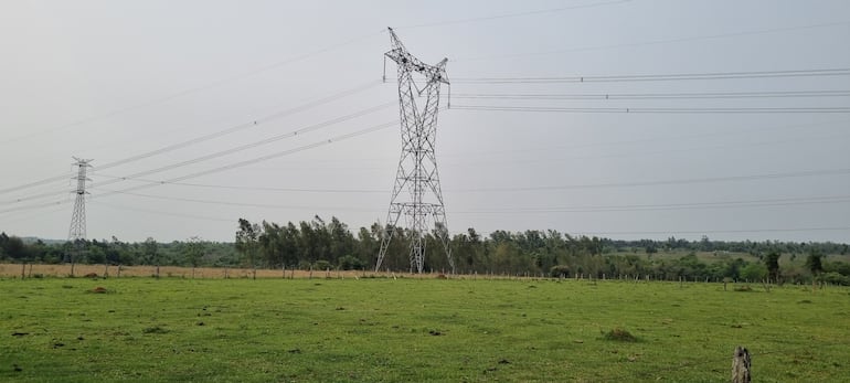 Una de la torres de la línea de 500kv afecta una parte de la propiedad del señor Eliseo Quiroz.