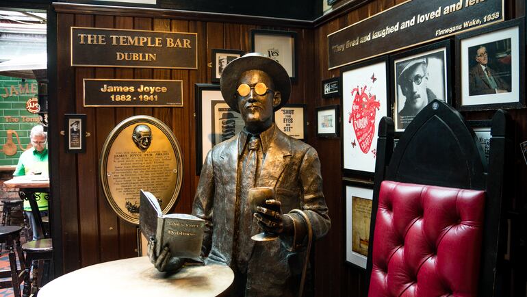 Una estatua de James Joyce en Temple Bar, en Dublín, Irlanda. Joyce escribía sobre pubs irlandeses y los frecuentaba.