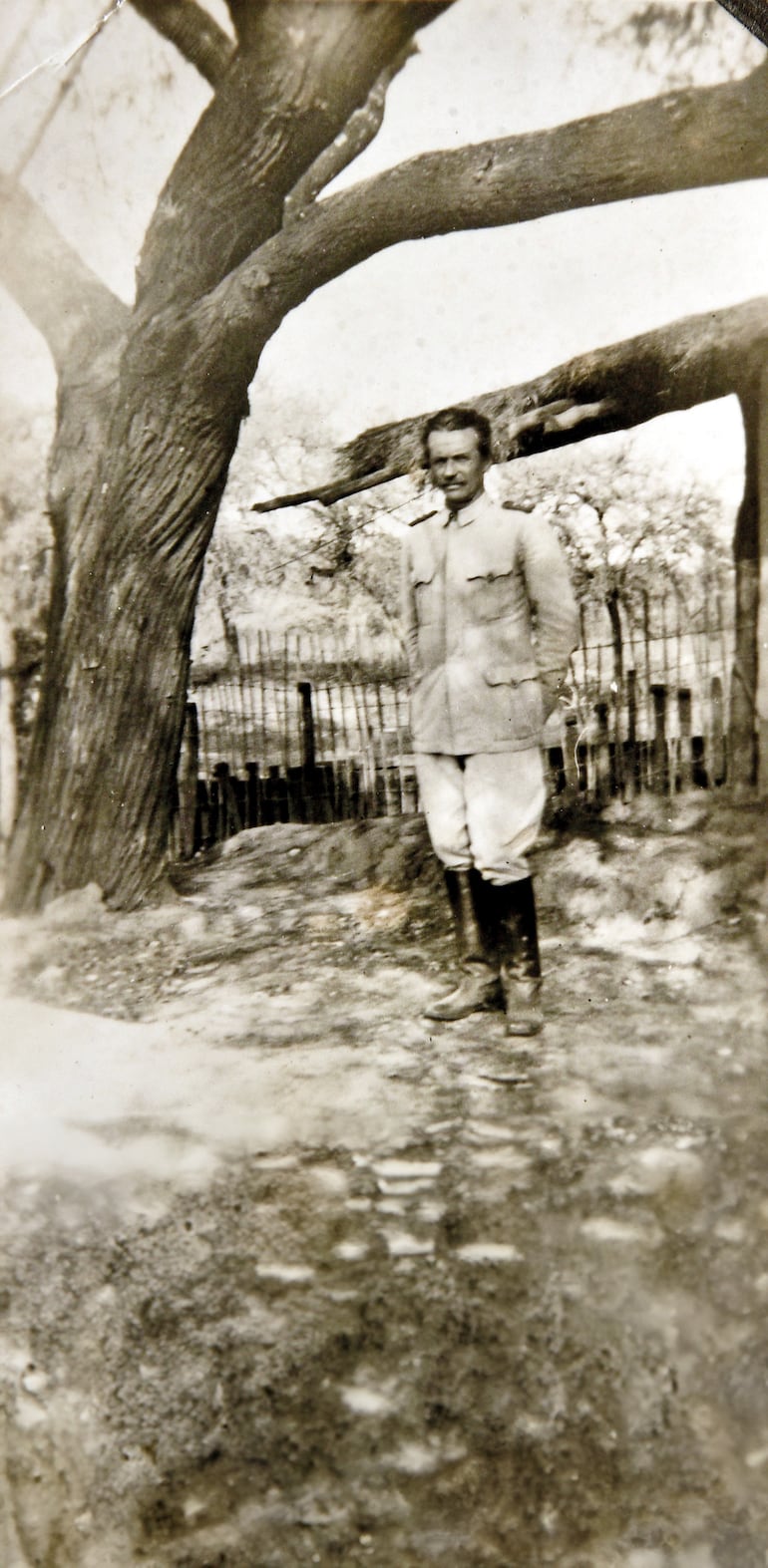 El doctor Gramatchicoff en Carandayty, en el Chaco, durante la Guerra con Bolivia (Todas las fotografías son de la colección de Lucía Gióvine).