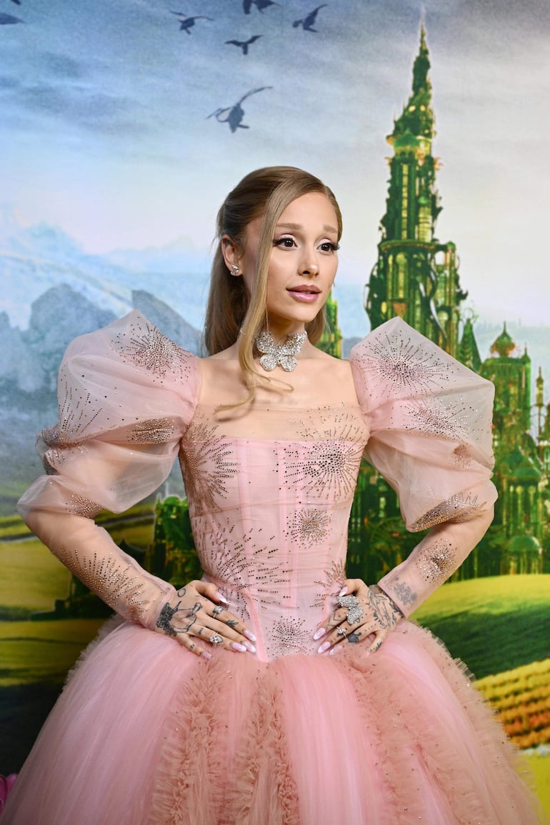 ¡Divina! Ariana Grande en su paso por la alfombra roja de 'Wicked' en el State Theatre de Sydney. (EFE/EPA/BIANCA DE MARCHI)
