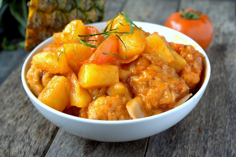 Pollo con ananá al curry.