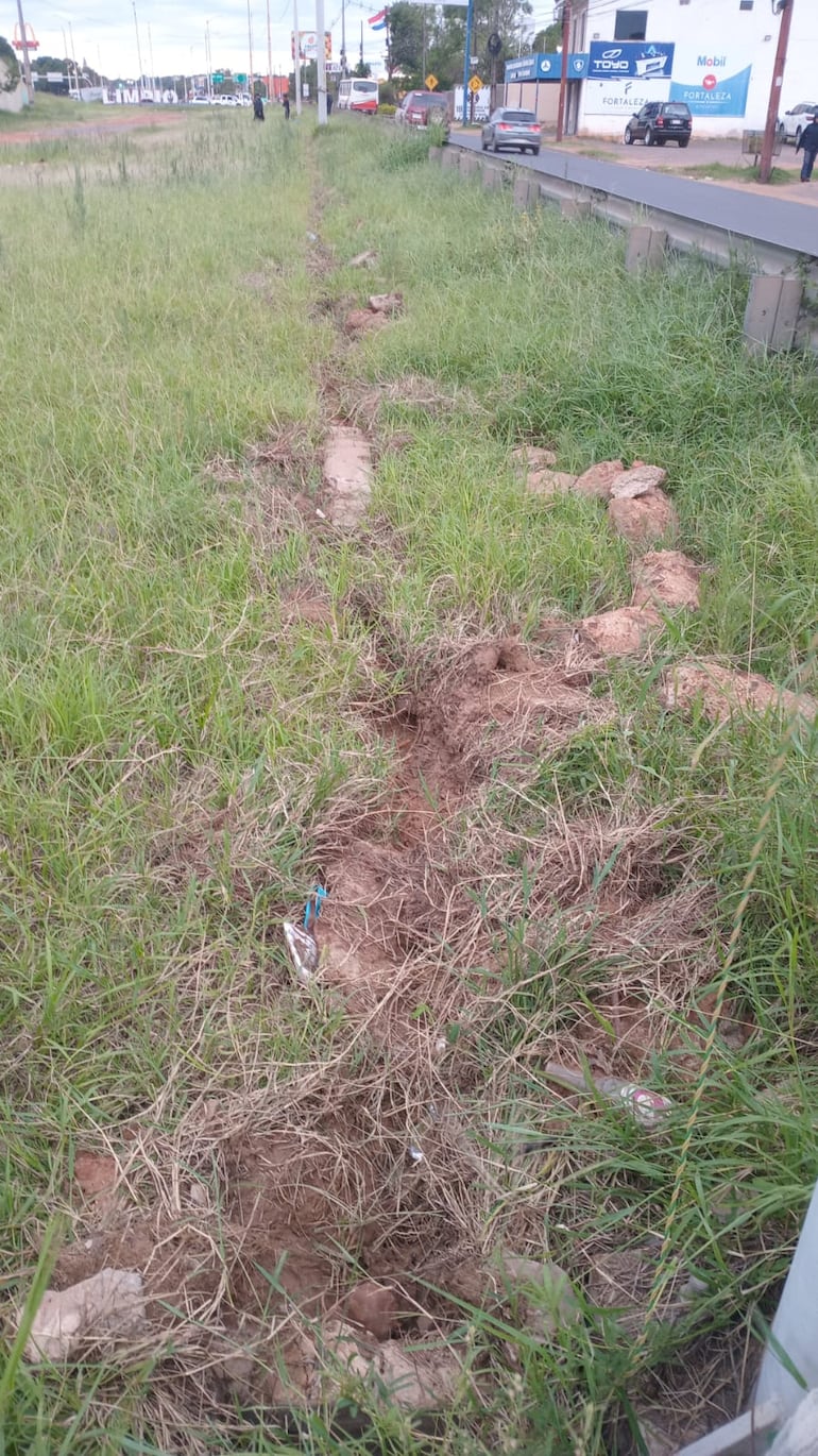 Un joven fue detenido con una bolsa cargada de cables extraídos del paseo central de la ruta PY03, a la altura de Limpio.