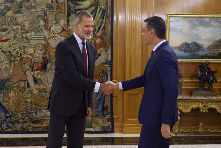 El rey Felipe VI (i) estrecha la mano al líder del PSOE y presidente del Gobierno en funciones, Pedro Sánchez, antes de su encuentro celebrado hoy en el Palacio de La Zarzuela en el marco de la ronda de contactos para designar nuevo candidato al Gobierno de España. (EFE)