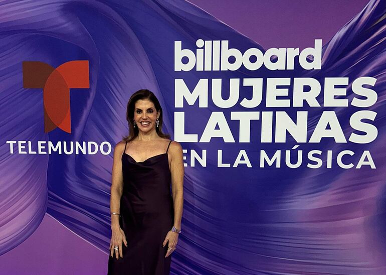 La vicepresidenta de Billboard Latin Leila Cobo, radiante en la alfombra rosa de la segunda edición de la gala de las Mujeres en la Música Latina de Billboard. (EFE/Alicia Civita)
