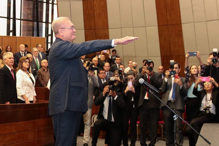 Fiscal general de Paraguay, Emiliano Rolón, mientras prestaba juramento ante el Congreso.