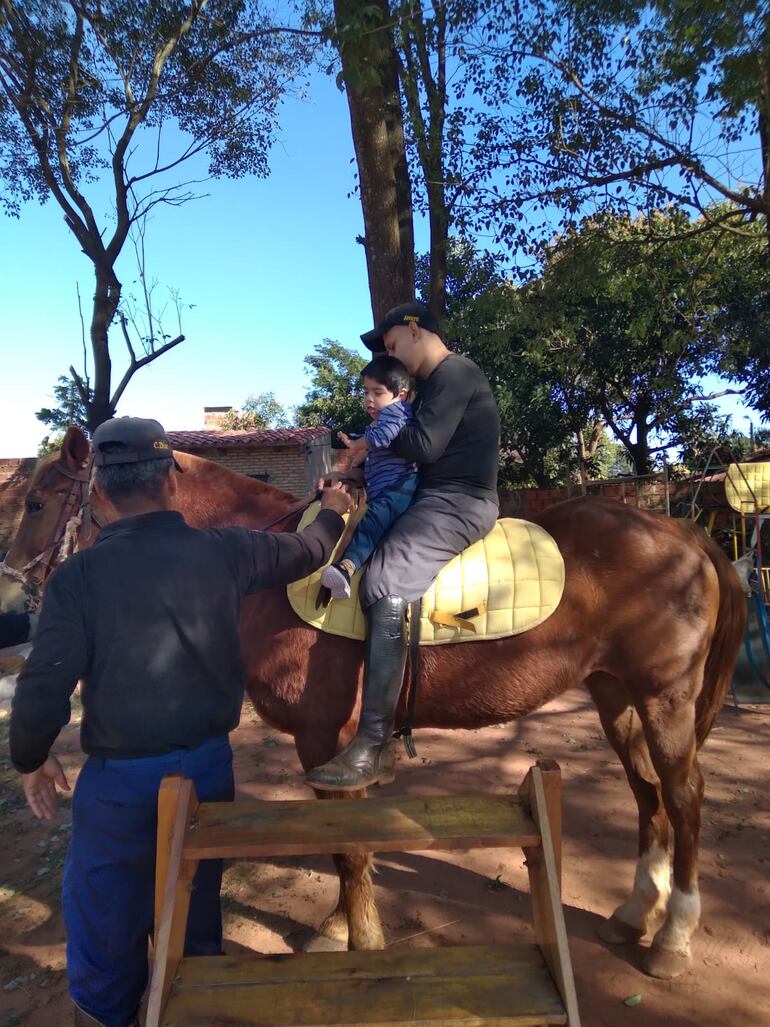 Los niños desarrollan un lazo con los mansos animales de la Policía Montada.