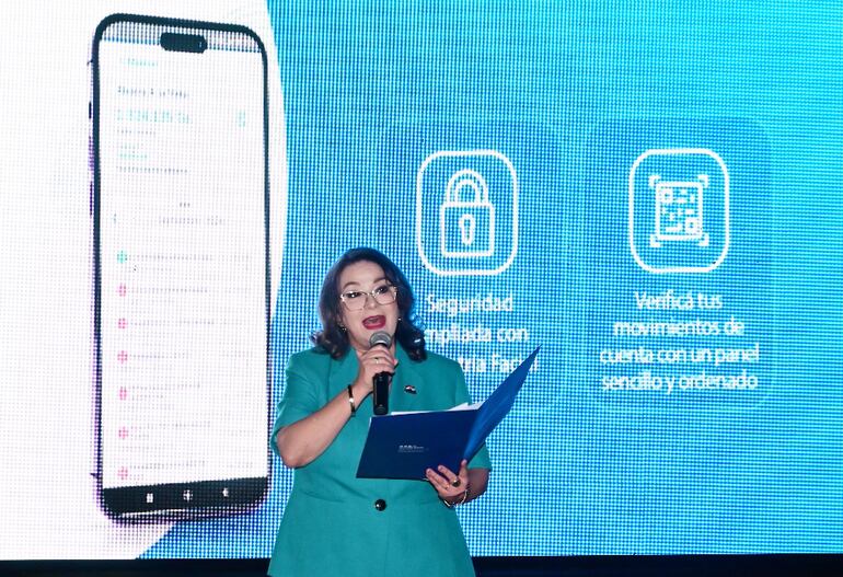 La Dra. Ana María Campos González durante la presentación de las innovaciones que tiene  la nueva app de Coomecipar.