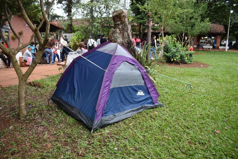 Algunos optaron por acampar en el patio de la institución.