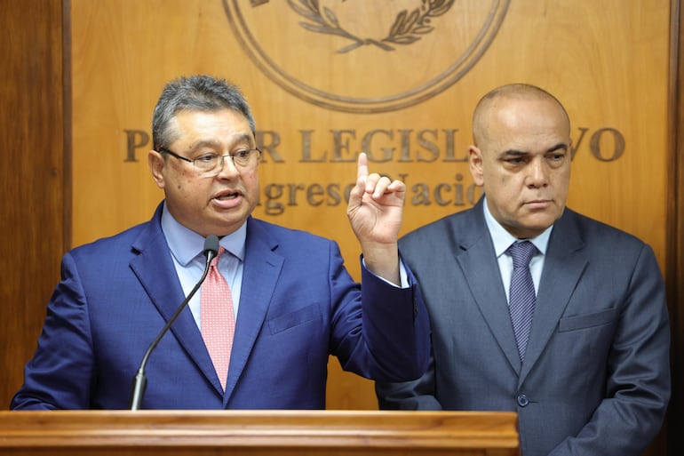 El senador cartista Gustavo Leite junto al presidente del Congreso, Basilio "Bachi" Núñez.