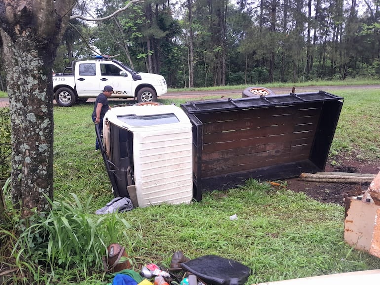 Dos personas lesionadas tras despistar su camión en ruta mojada.