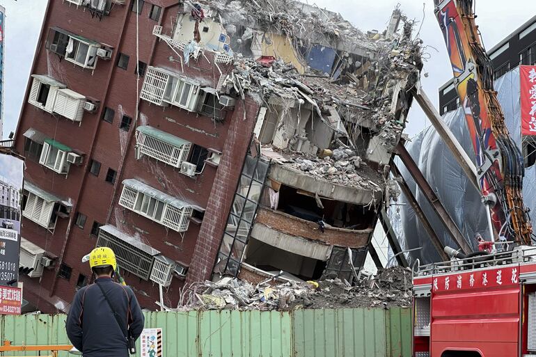 Un gigantesco brazo metálico destroza la parte superior del edificio Urano. Lo hace a intervalos cortos y constantes, dejando entrever, entre sacudida y sacudida, una nevera, una estantería o un lavabo, objetos que tenían dueño hace una semana, pero que hoy se confunden con el polvo. Con una inclinación de 25 grados sobre su cara frontal, no hay más opción que demolerlo. Las cámaras de televisión retransmiten minuto a minuto el desmantelamiento del inmueble, mientras los vecinos de la zona se agolpan tras el perímetro de seguridad, en silencio, para captar la escena con sus teléfonos móviles.