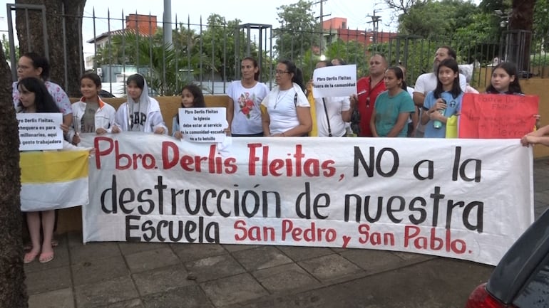 Vecinos de la escuela San Pedro y San Pablo protestaron ayer en el barrio River Plate.