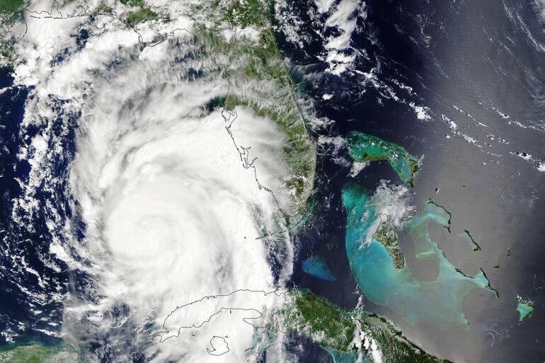 Fotografía cedida por el Observatorio de la Tierra de la NASA donde se muestra una imagen del huracán Idalia durante su paso el 29 de agosto del 2023 por el Golfo de México hacia Florida (EE.UU.).