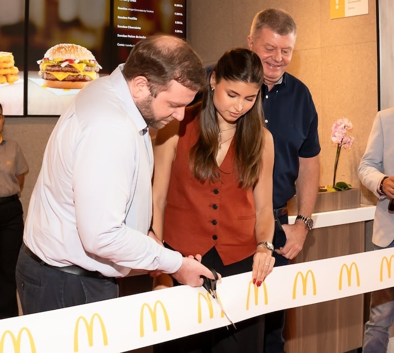 Directivos de McDonald's realizaron el corte de cienta oficializando la apertura del nuevo restaurante en la ciudad de Caaguazú.