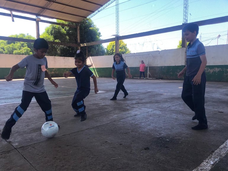 Los alumnos de la escuela Inmaculada Concepción de Ciudad del Este cuando practicaban una actvidad deportiva.