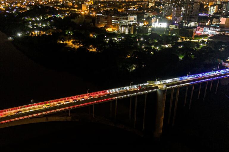 El lado paraguayo del Puente de la Amistad se muestra iluminado con colores patrios.