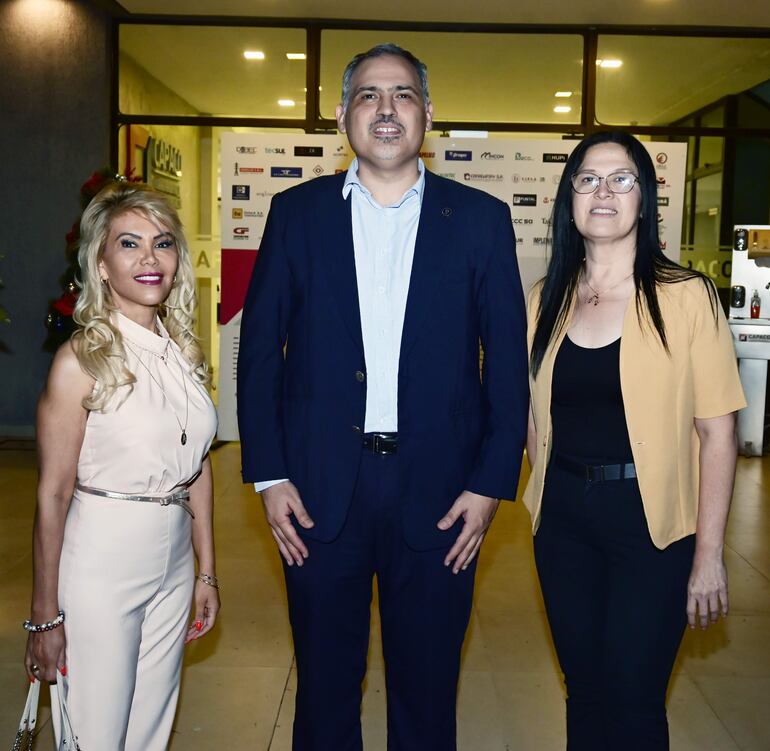 Alba Penayo, Marco Elizeche y Lilian Cañete.