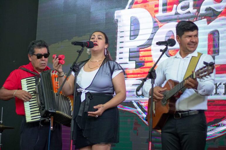 El dúo Mborayhu, Luna Grance y Roberth Dávalos, presenta este domingo su nuevo disco.