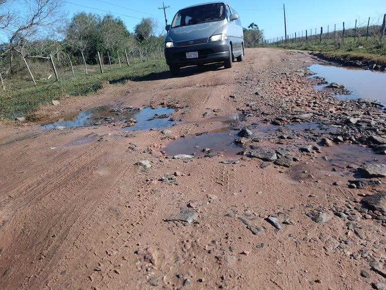 Pobladores del distrito de Laureles claman por un camino de todo tiempo en el trayecto que une con Yabebyry, Misiones. La falta de un camino de todo tiempo complica la vida de los pobladores del distrito de Laureles, una de las comunidades más alejadas del departamento de Ñeembucú.