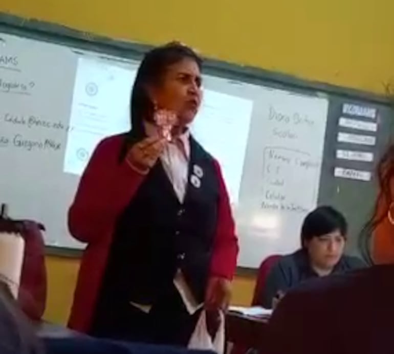 Video: directora que pidió votos para Santi ahora denuncia el mal servicio de “Hambre Cero”