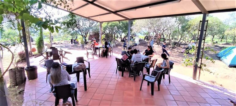 "Cima Restaurante" habilitado en la cúspide del cerro Yaguarón.