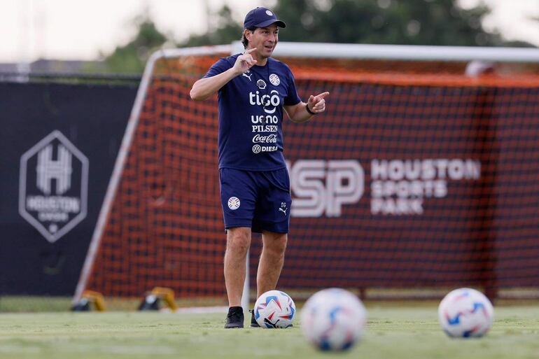 El técnico de la selección paraguaya, Daniel Óscar Garnero (55), brinda indicaciones  a sus jugadores durante la práctica.