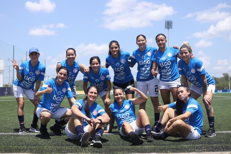 Las chicas practican con miras a la Conmebol Copa América que se disputará en Brasil, en marzo.