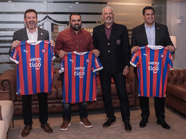 Alejandro Domínguez (i), César Ramírez, Juan José Zapag y Robert Harrison (d) en la ceremonia de palada inicial a la construcción del Polideportivo CCP.