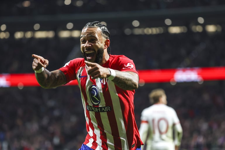 El neerlandés Memphis Depay (29 años) celebra el tanto que le dio la clasificación al colchonero.