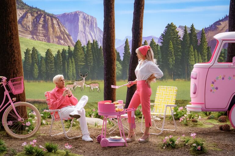 Una escena de "Barbie", donde aparece el actor canadiense Ryan Gosling en su papel de Ken, junto a la actriz australiana Margot Robbie en su papel de Barbie.