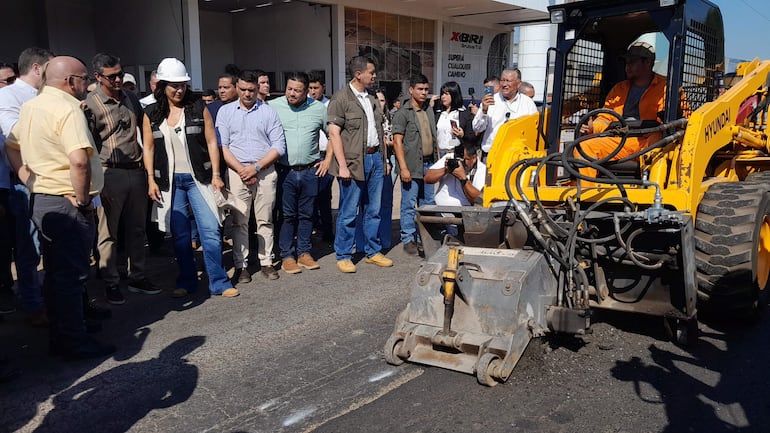 El presidente de la República, Santiago Peña, y la ministra de Obras Públicas, Claudia Centurión, observan una maquina trabaja para la reparación de la ruta. El acto se realizó en la localidad de Ypané.