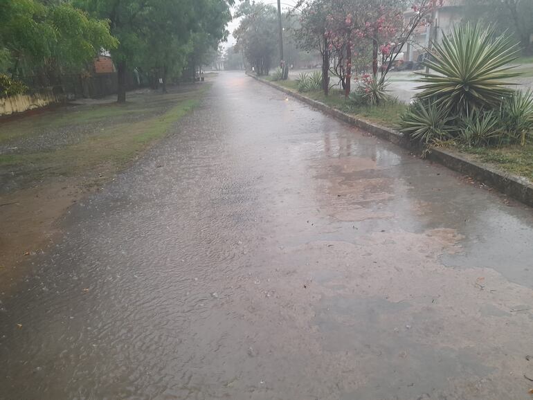 Asi se veia por momento las calles de Fuerte Olimpo, tras las intensas precipitaciones.