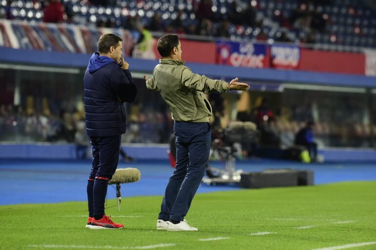 Manolo Jiménez, entrenador de Cerro Porteño, abre los brazos luego de una jugada de gol desperdiciada.