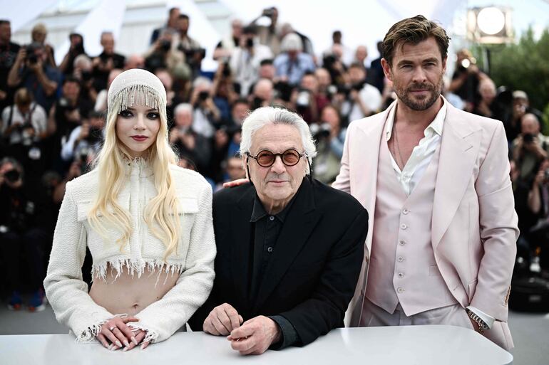 Anya Taylor-Joy, el cineasta George Miller y Chris Hemsworth en Cannes, donde presentaron "Furiosa".
