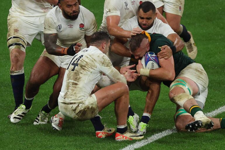 RG Snyman convierte el try que le permitió a Sudáfrica ponerse a 1 punto del score ante Ingraterra. AFP