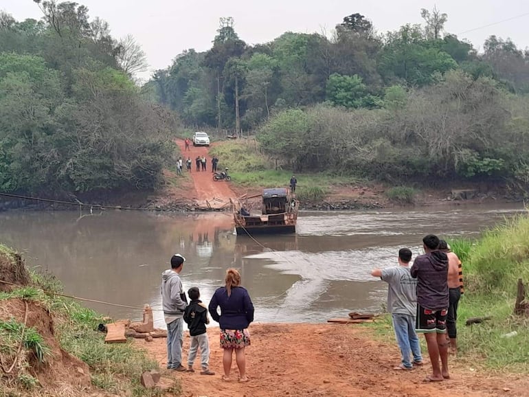 Muchos pobladores quedaron aislados a causa del desperfecto de la balsa. El vehículo que transportaba casi fue a parar en el cauce del río.