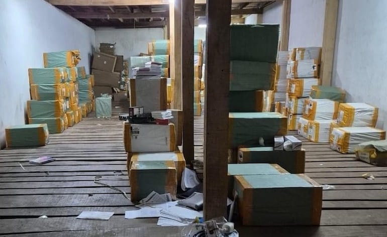 Los delincuentes llevaron las cajas que tenían celulares y se dieron a la fuga.