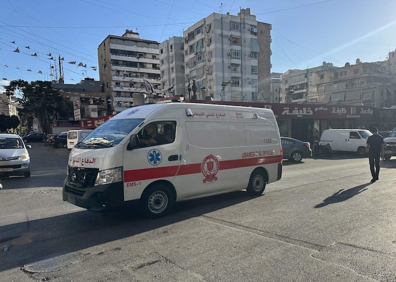 Una ambulancia avanza por la carretera tras un incidente en el que se vieron involucrados los dispositivos inalámbricos de miembros de Hezbolá en Dahieh, Beirut, sur del Líbano, el 17 de septiembre de 2024. Según la agencia de noticias estatal del Líbano, varios "dispositivos de comunicación inalámbrica (buscapersonas) fueron detonados utilizando tecnología avanzada".