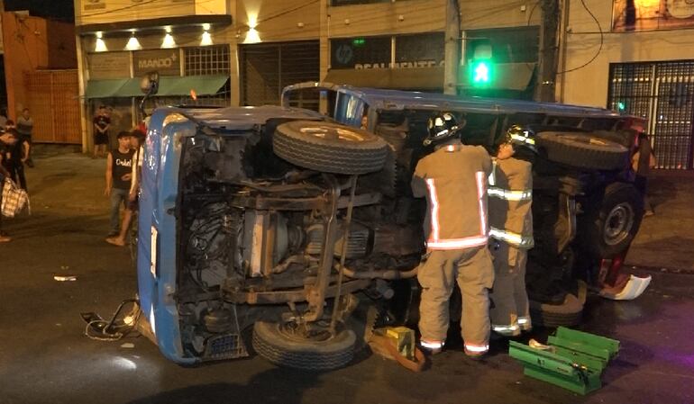 Un camión que transportaba verduras fue impactado por una camioneta esta madrugada sobre la avenida Eusebio Ayala. Ambos rodados volcaron y se registraron dos heridos, uno de ellos incluso estuvo atrapado.