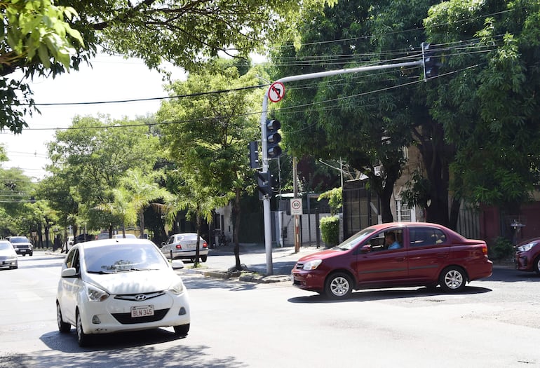 Semáforo apagado esta mañana, en la esquina de General Santos y Azara.