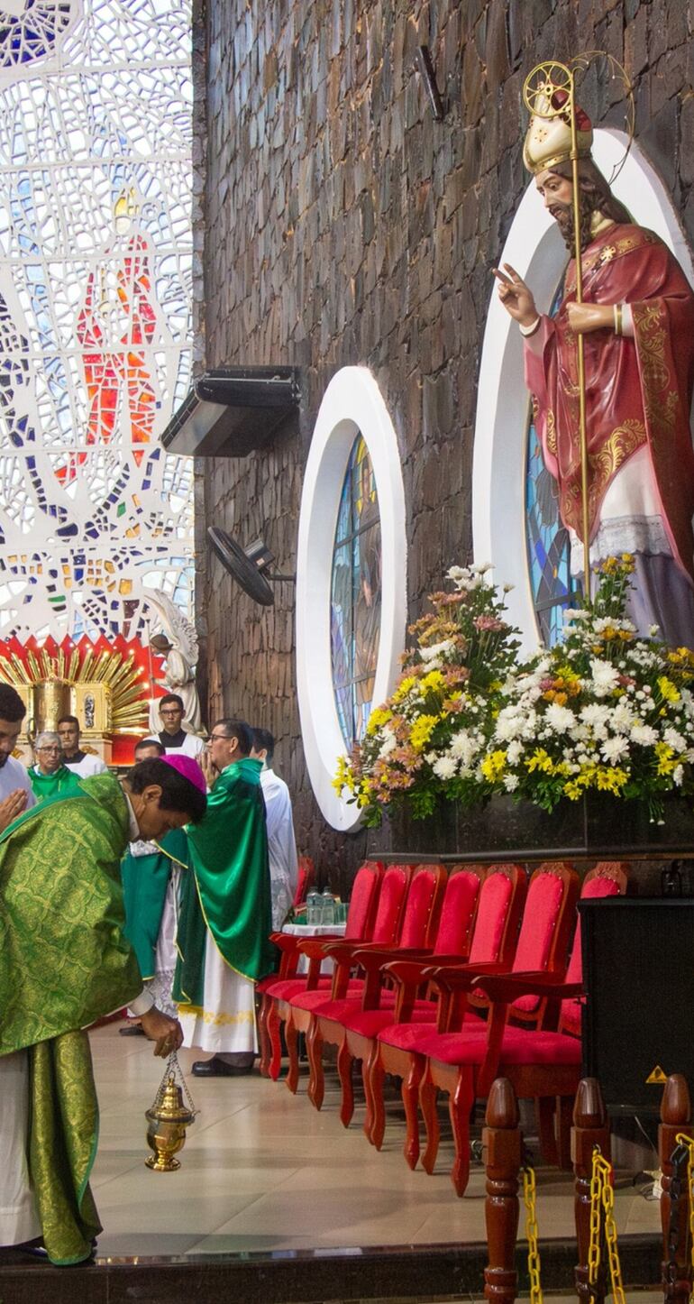 Mons. Amancio Benítez, en actitud de obediencia ante el patrono.