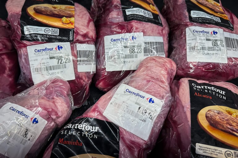 La cadena multinacional francesa de supermercados Carrefour anunció que dejará de comprar carne del Mercosur para sus tiendas en Francia.