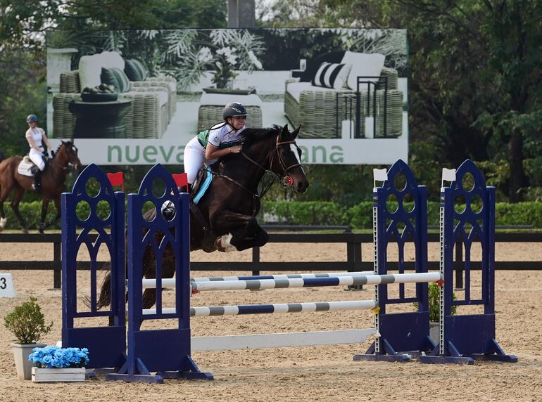 La amazona Aramí María García, del Rakiura, sorteando los obstáculos en la categoría 1,00, sobre el lomo de su montado Fausto.