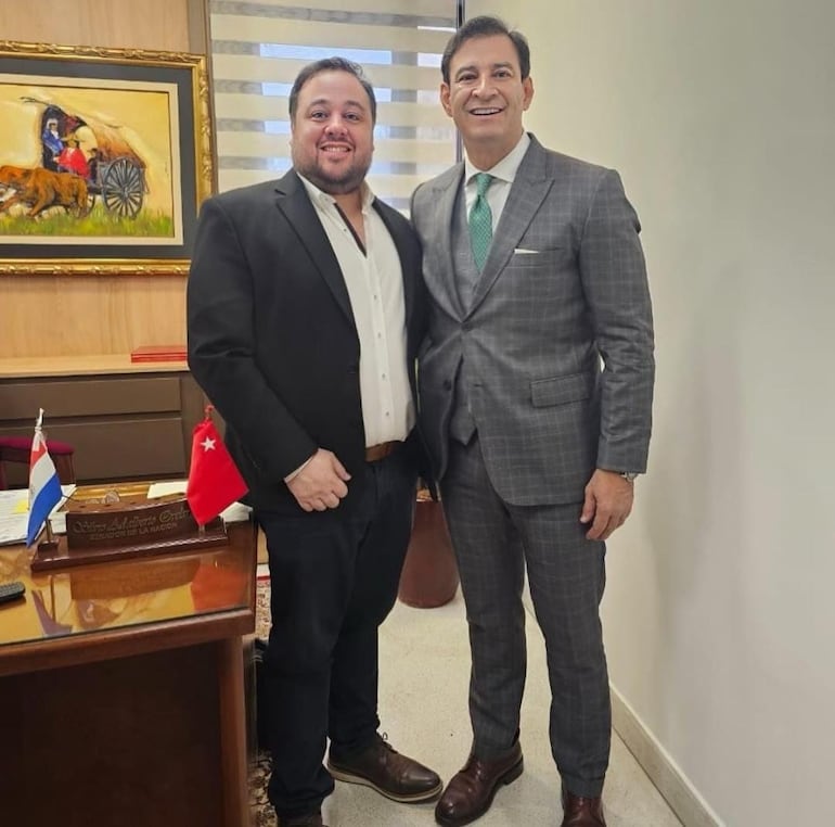 Hugo Farías con el senador Silvio "Beto" Ovelar.