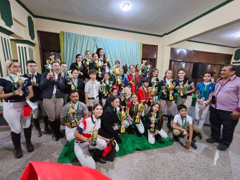 Todos los premiados de la Etapa 1, que arrancó en Acá Carayá, organizada por el Centro Ecuestre La Fortaleza.