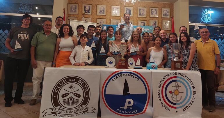 Los flamantes ganadores del campeonato de vela en la Clase Pampero Paraguay, en El Mbiguá.